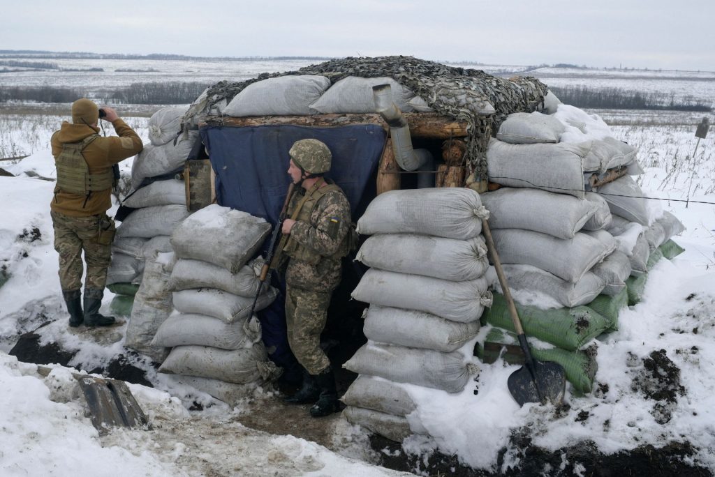 Anggota dinas angkatan bersenjata Ukraina berjaga di posisi tempur di garis pemisahan dari pemberontak yang didukung Rusia di luar pemukiman Krymske di wilayah Luhansk, Ukraina, 4 Januari 2022.