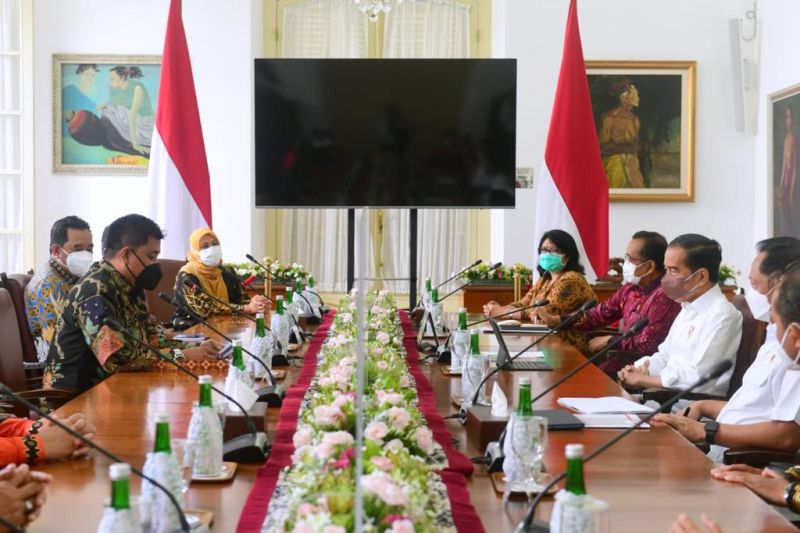 Presiden Jokowi menerima tim seleksi calon anggota KPU dan calon anggota Bawaslu masa jabatan 2022-2027, Kamis (6/1/2022), di Istana Kepresidenan Bogor.
