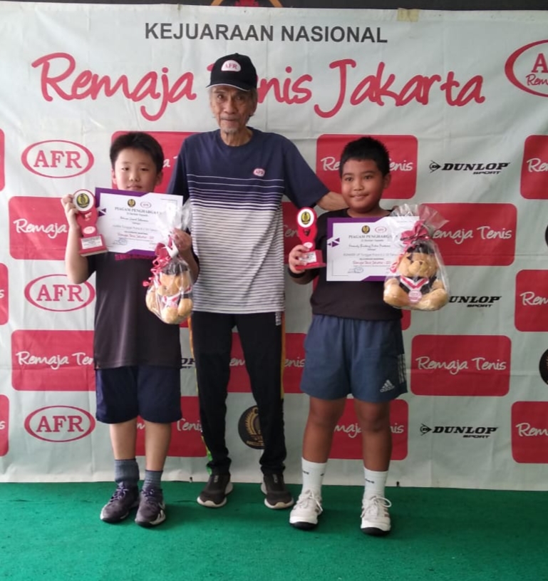 Pemenang RemajaTenis Jakarta ke 100 mendapat piala dan piagam dan khusus finalis mendapat tambahan boneka.