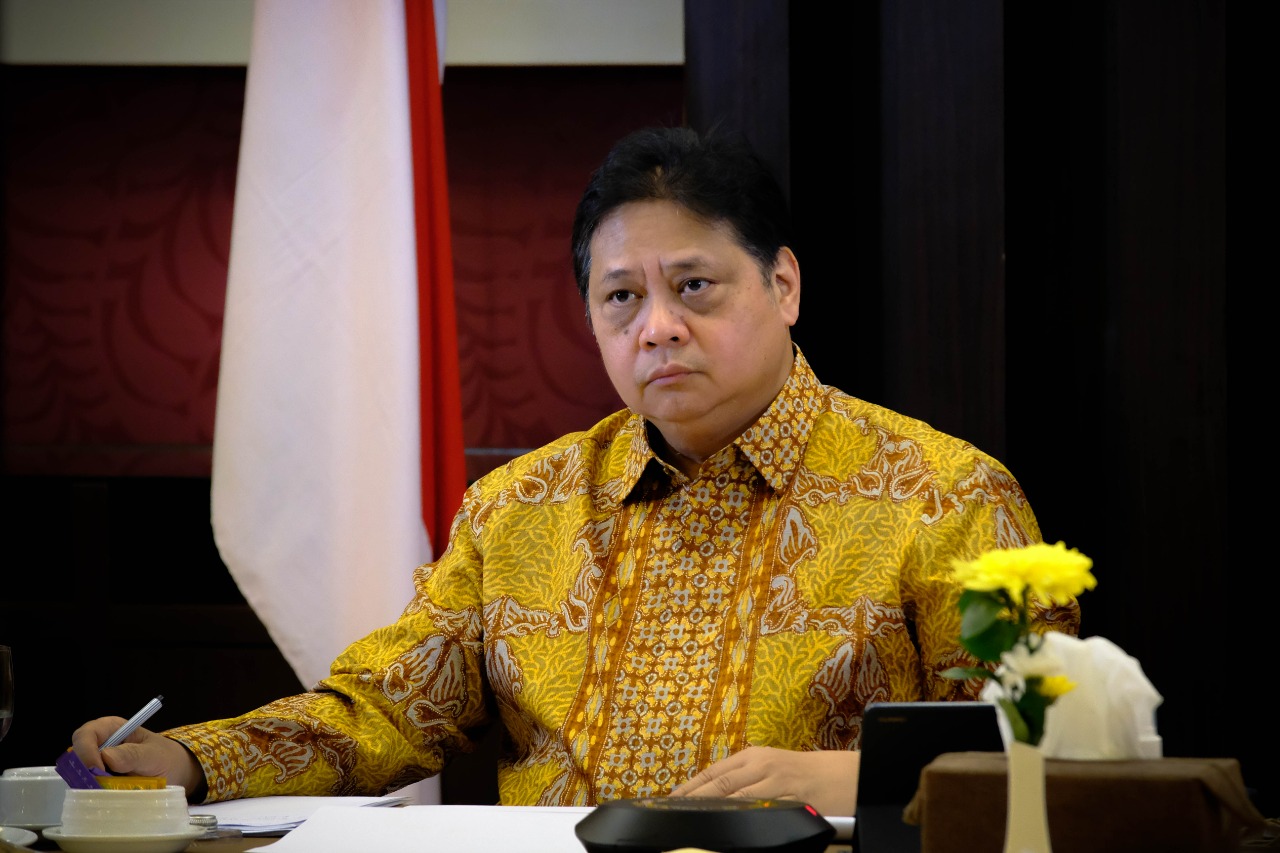 Menko Ekonomi Airlangga Hartarto mengikuti Rapat Terbatas mengenai Evaluasi Pemberlakuan Pembatasan Kegiatan Masyarakat (PPKM), Minggu (16/1/2022),