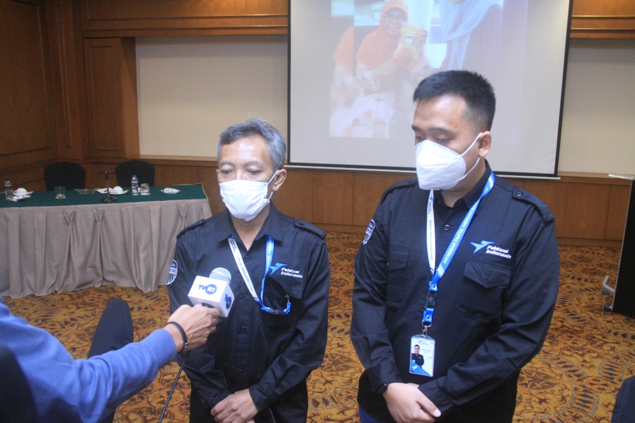 Ketua Panitia Seminar Hybrid Faktual Indonesia Gungde Ariwangsa (kiri) dan CEO Faktual Indonesia Ranly Agatha memberi keterangan pers usai acara di Hotel The Sultan, Jakarta, Kamis (20/1/2022)