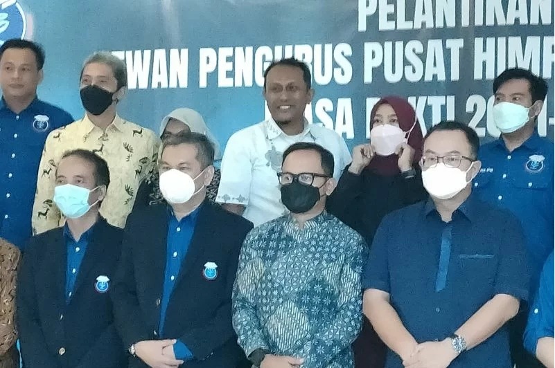 Ketua HA IPB 2021-2025 Walneg S. Jas (kedua dari kiri) dan sekjen Sukma Kamajaya (kiri) beserta Rektor IPB Arif Satria (kanan)