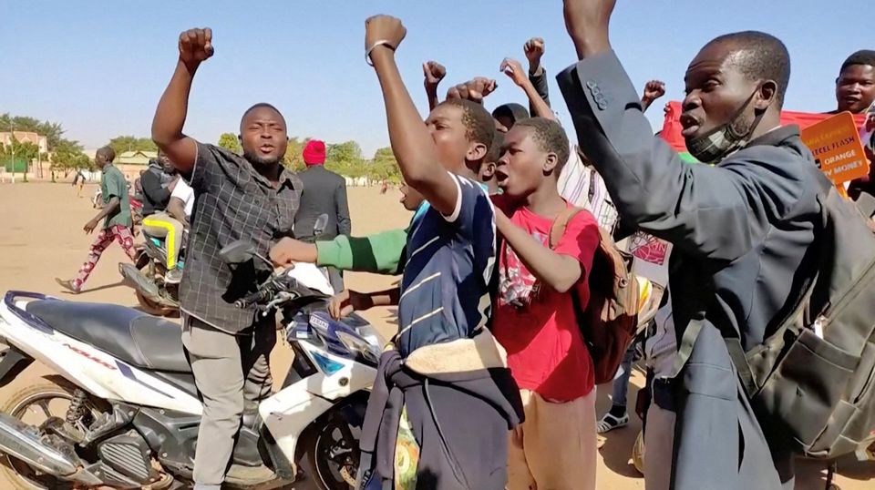 Orang-orang berkumpul di pusat kota Ouagadougou untuk menunjukkan dukungan kepada militer, di Burkina Faso