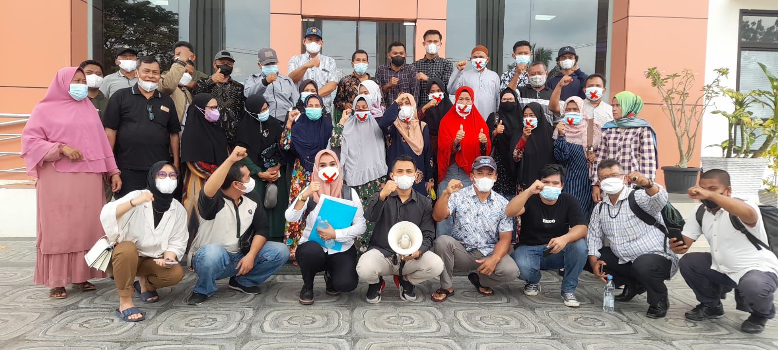 Perwakilan petani Kopsa M dan Koalisi Mahasiswa Kampar yang hadir mengawal sidang praperadilan terkait penetapan Anthony Hamzah sebagai tersangka di Pengadilan Negeri Bangkinang (24/1/2022)