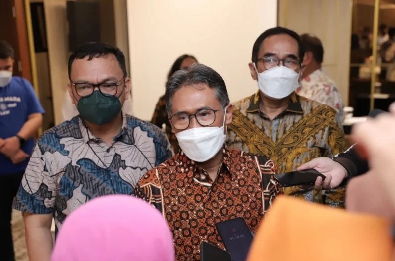 Rektor UGM Prof Panut Mulyono (tengah) didampingi Bupati Empat Lawang, Joncik Muhammad (kiri) dan Wakil Rektor UGM Bidang Kerja Sama dan Alumni Paripurna Sugarda (kanan) di Palembang, Sumatera Selatan, Sabtu. 