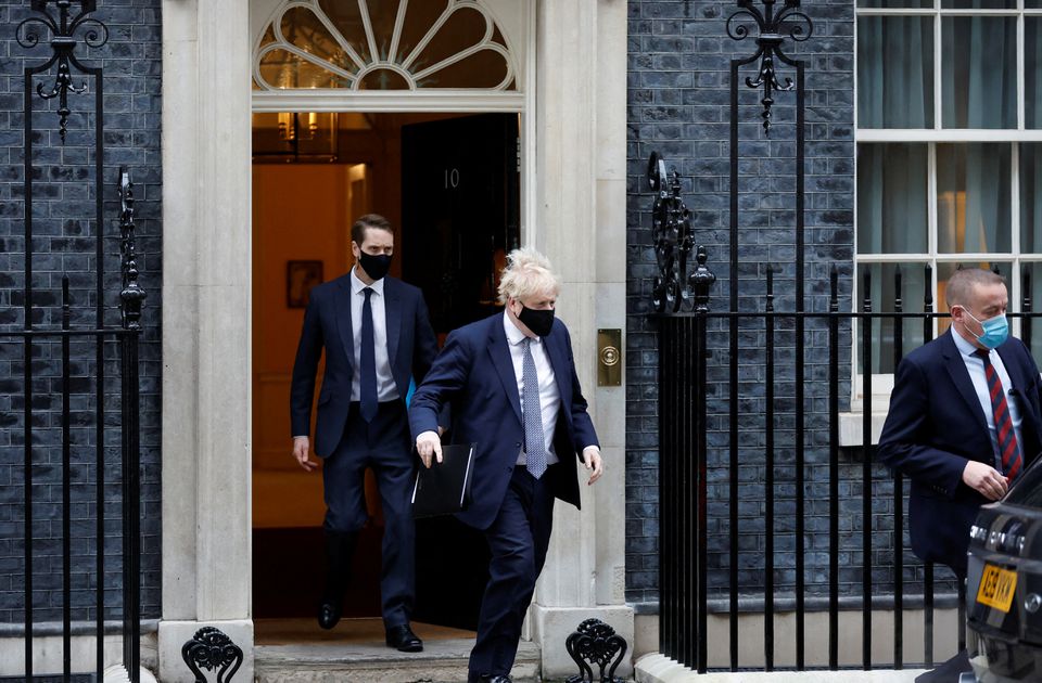 Perdana Menteri Inggris Boris Johnson berjalan di luar Downing Street di London, Inggris, 26 Januari 2022. 
