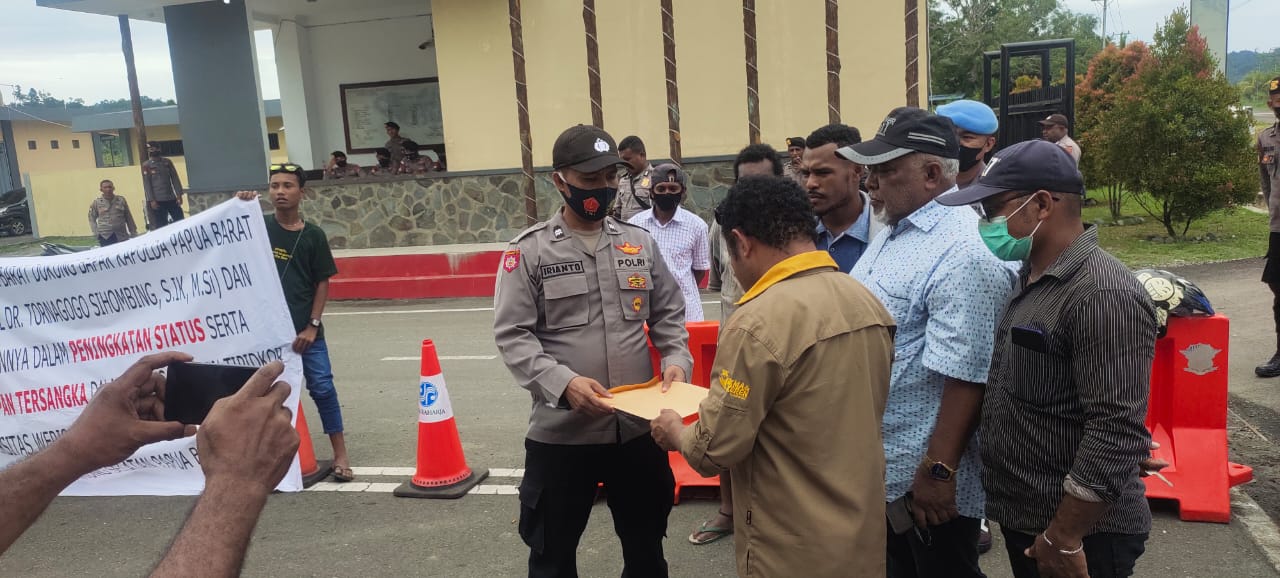 Parjal (Parlemen Jalanan) mengelar demo besar-besaran di Mapolda Papua Barat baru-baru ini, mendesak Kapolda mengusut tuntas kasus korupsi di Universitas Werisar di Sorong Selatan