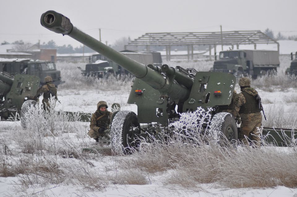 Anggota pasukan keamanan Ukraina mengoperasikan howitzer 2A65 Msta-B selama latihan artileri dan anti-pesawat di dekat perbatasan dengan Krimea yang dicaplok Rusia di wilayah Kherson, Ukraina,