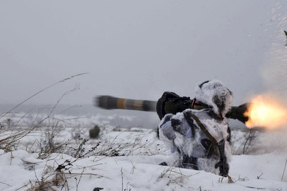 Seorang tentara Ukraina menembakkan senjata anti-tank ringan generasi berikutnya (NLAW) yang dipasok oleh Inggris selama latihan di Pusat Keamanan Perdamaian Internasional Ukraina dekat Yavoriv di wilayah Lviv, Ukraina, 28 Januari 2022
