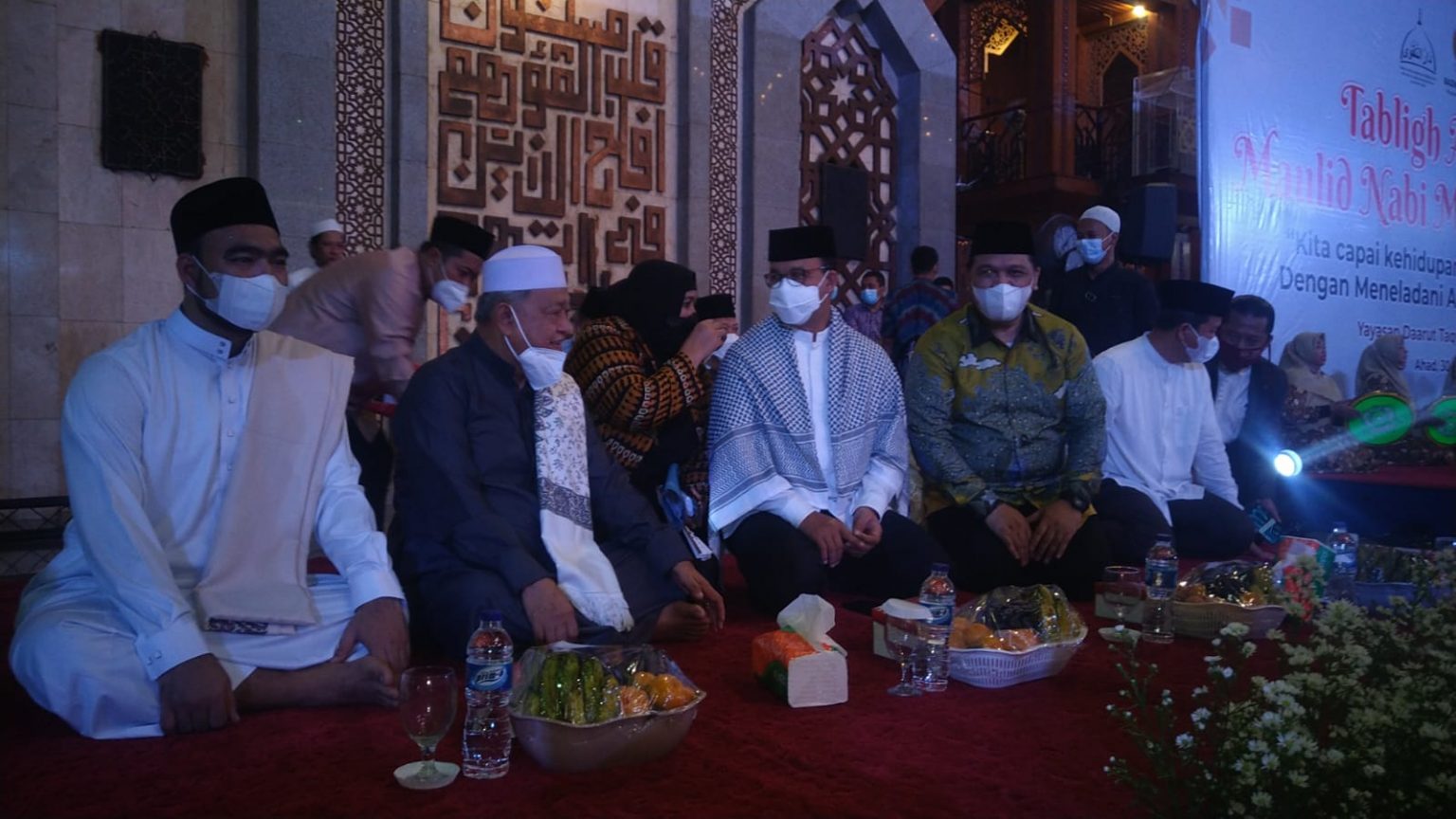Gubernur DKI Jakarta, Anies Baswedan didampingi oleh Alim Ulama dan Habaib dalam Tabligh Akbar Maulid Nabi Muhammad SAW di Masjid JIC