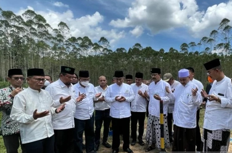 Gus Yahya bersama pengurus inti PBNU, Bupati Penajam Paser Utara serta beberapa tokoh berkunjung melihat titik nol pembangunan Ibu Kota Nusantara.  