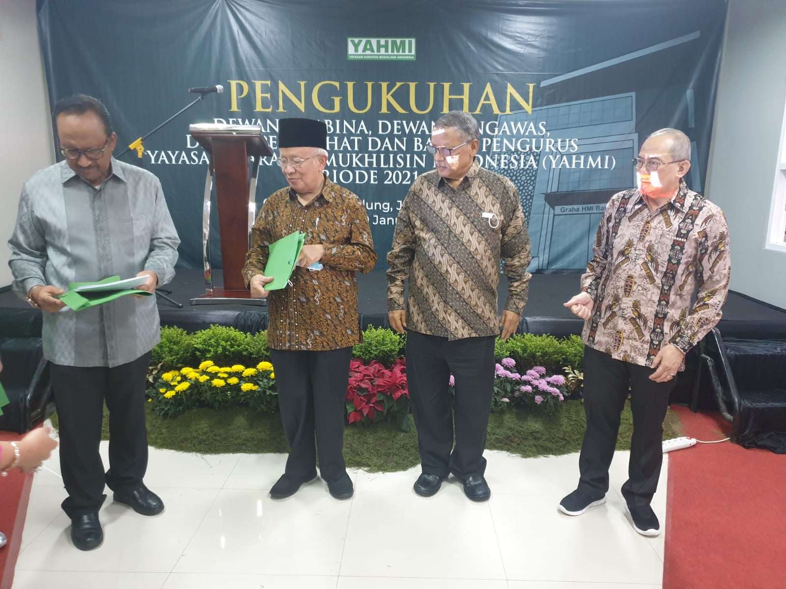 Dr. Ahmad Ganis bersama Ketua Penasehat YAHMI Prof. KH. Miftah Faridl, Ketua Pengawas Dr. H. Suherman Saleh, SE. dan Ketua Umum YAHMI Dr. H. Berliana Kartakusumah