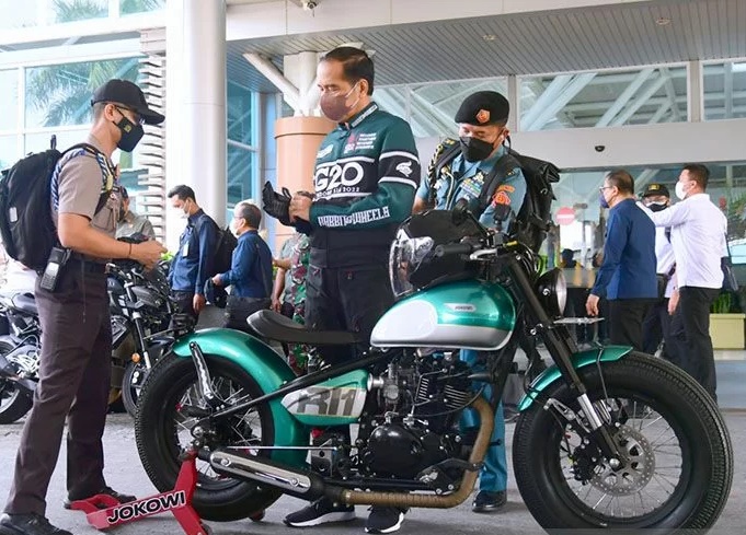 Presiden Jokowi di depan sepeda motor RI1 yang dirancang khusus untuknya. (Biro Pers Setpres).