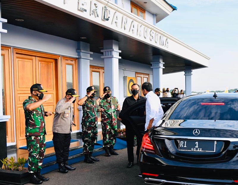 Presiden Joko Widodo berpamitan saat akan berangkat ke Palembang di Bandara Halim Perdanakusuma. (Biri Pers Setpres).