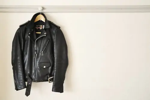 cara menghilangkan bau pada jaket kulit 