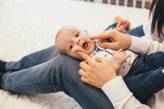 bahaya cubit pipi bayi