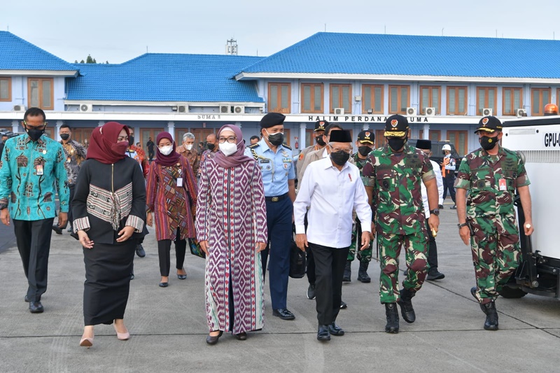 Wakil Presiden Ma'ruf Amin beserta istri menuju pesawat yang akan terbang ke Surabaya. (Biro Pers Setwapres).