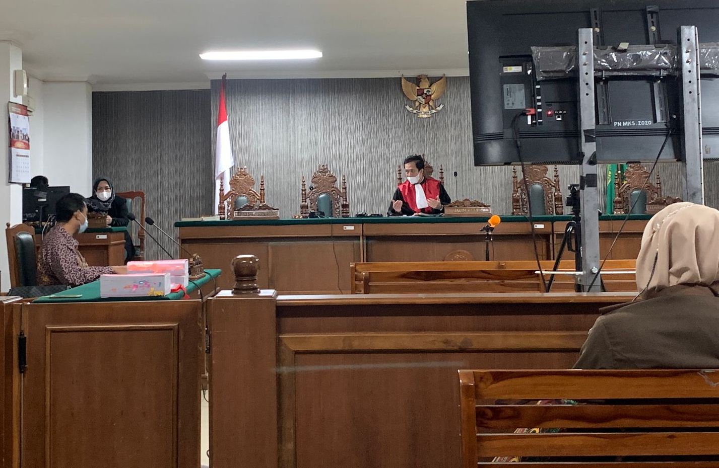 Hakim PN Makassar menyidangkan kasus dugaan wanprestasi oleh PT Zarindah Perdana terhadap investor asal Arab, OSOS Al Masarat Internasional CO