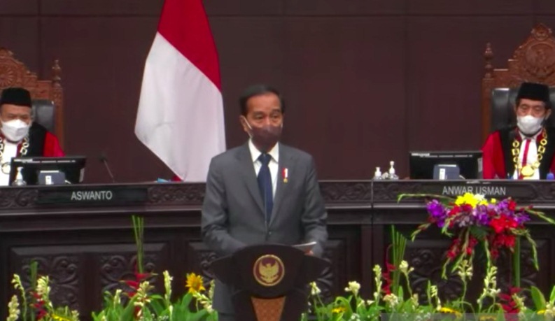 Presiden Joko Widodo mengharapkan Mahkamah Konstitusi terus membangun keseimbangan antara kepastian, keadilan, dan kemanfaatan