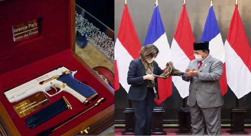 Menteri Pertahanan (Menhan) Prabowo Subianto memberikan cinderamata pisto dan syal kepada rekannya Menteri Angkatan Bersenjata Republik Prancis Florence Parly