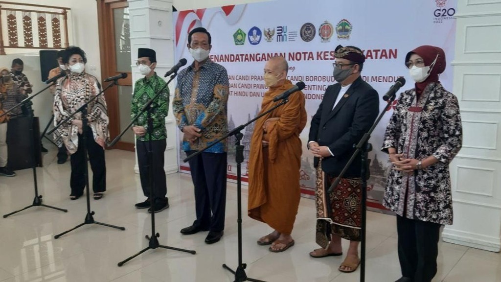 Gubernur DIY, Sri Sultan Hamengku Buwono X (ketiga dari kiri) memberikan dukungan pemanfaatan Candi Borobudur hingga Prambanan jadi tempat ibadah sedunia.