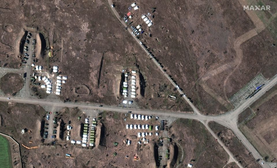 Gambar satelit menunjukkan pasukan dan peralatan dari dekat di pangkalan udara Oktyabrskoye, Krimea 10 Februari 2022
