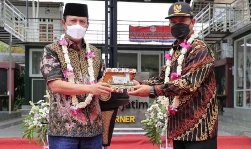 Kepala Badan Nasional Penanggulangan Terorisme (BNPT) Komjen Pol Boy Rafli Amar menerima cenderamata dari Wali Kota Madiun Maidi 