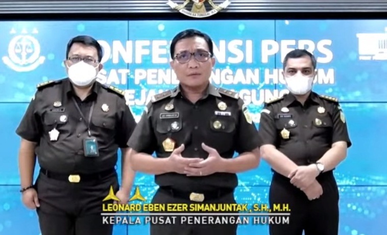 Kepala Pusat Penerangan Hukum (Kapuspenkum) Kejaksaan Agung RI Leonard Eben Ezer Simanjuntak (tengah) saat memberikan keterangan pers 