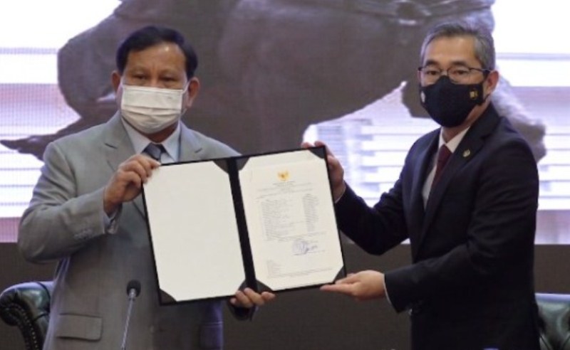 Menhan, Prabowo Subianto (kiri) bersama Pimpinan Pemeriksaan Keuangan Negara I BPK RI Bidang Polhukam, Hendra Susanto  saat Entry Meeting Pemeriksaan Badan Pemeriksa Keuangan (BPK) RI atas Laporan Keuangan Kemhan RI Tahun 2021, di Kemhan, Jakarta, Kamis