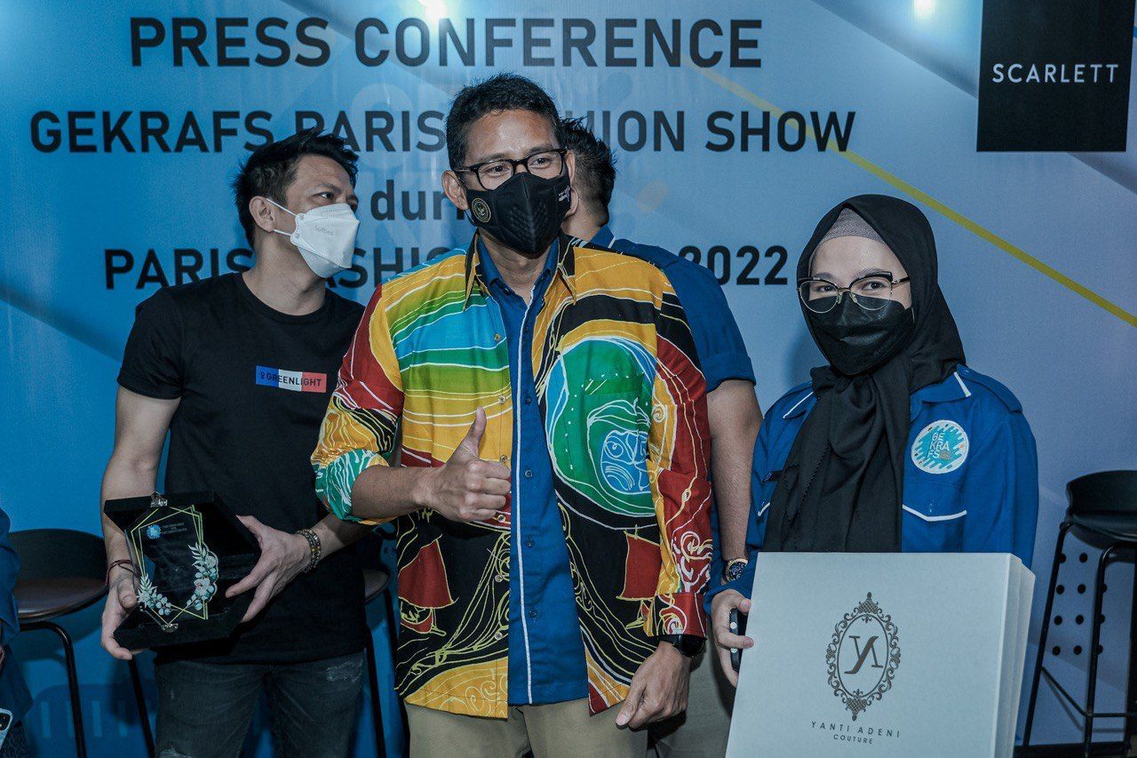 Menparekraf Sandiaga Uno dan Ariel “Noah” tampil pada acara jumpa pers "Gekrafs Paris Fashion Show at Paris Fashion Week 2022", Jumat (18/2/20220.