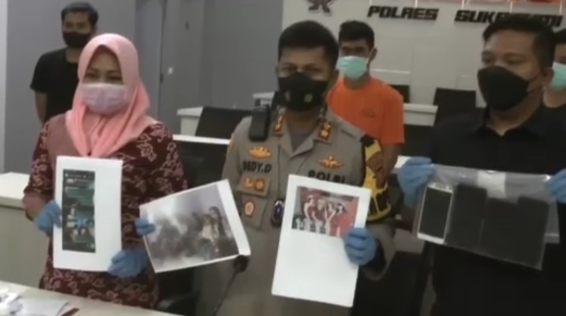 Kapolres Sukabumi AKBP Dedy Darmawansyah menunjukan sejumlah foto perempuan muda asal Palabuhanratu yang menjadi korban TPPO di Kabupaten Paniai