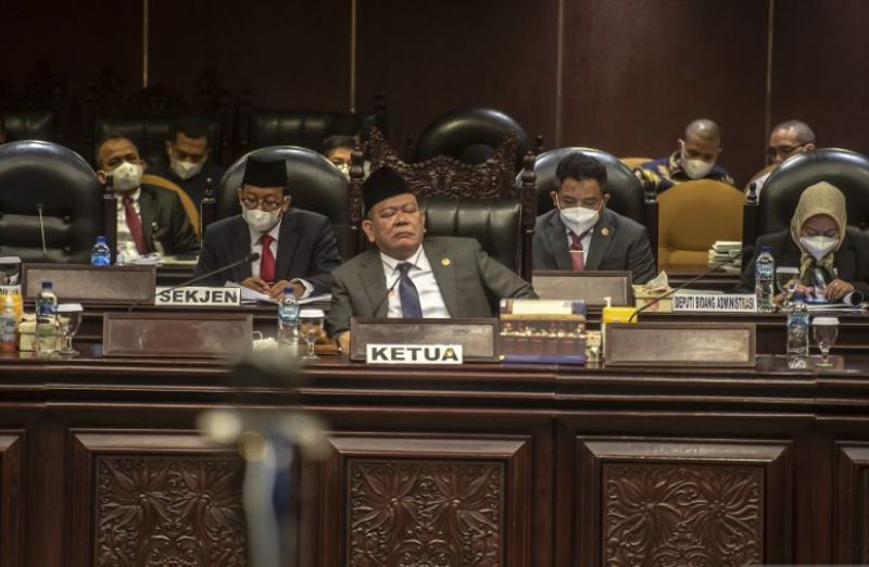 Ketua DPD AA LaNyalla Mahmud Mattalitti memimpin jalannya Sidang Paripurna DPD ke-8 di Kompleks Parlemen, Jakarta, Jumat (18/2/2022)