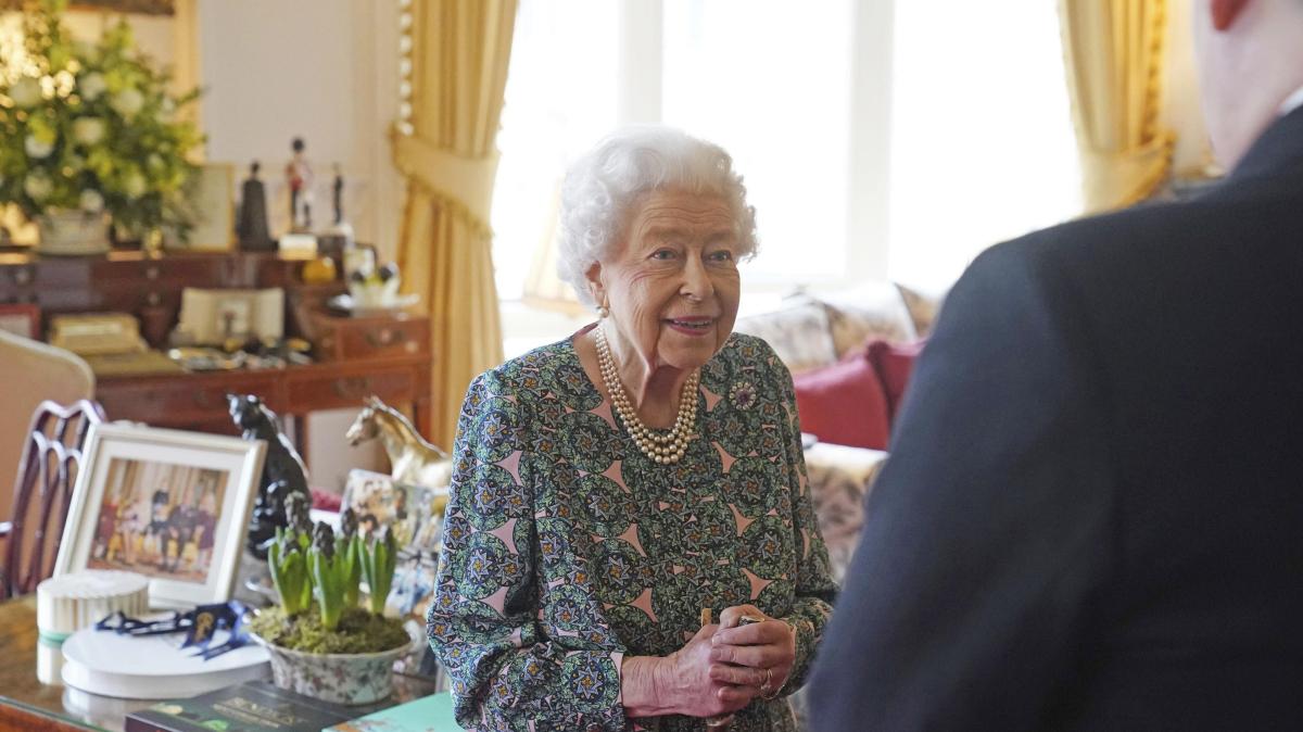 Ratu Elizabeth yang akan berusia 96 tahun dikbarkan positif terinfeksi Covid-19