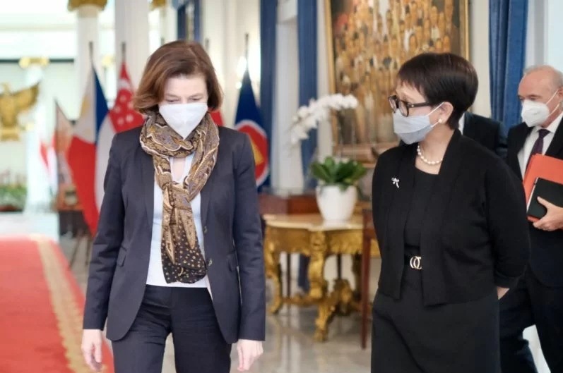 Menteri Luar Negeri Retno Marsudi (kanan) saat menerima kunjungan kehormatan Menteri Angkatan Bersenjata Prancis Florence Parly (kiri) di Gedung Pancasila, Jakarta, Kamis (10/2/2022)