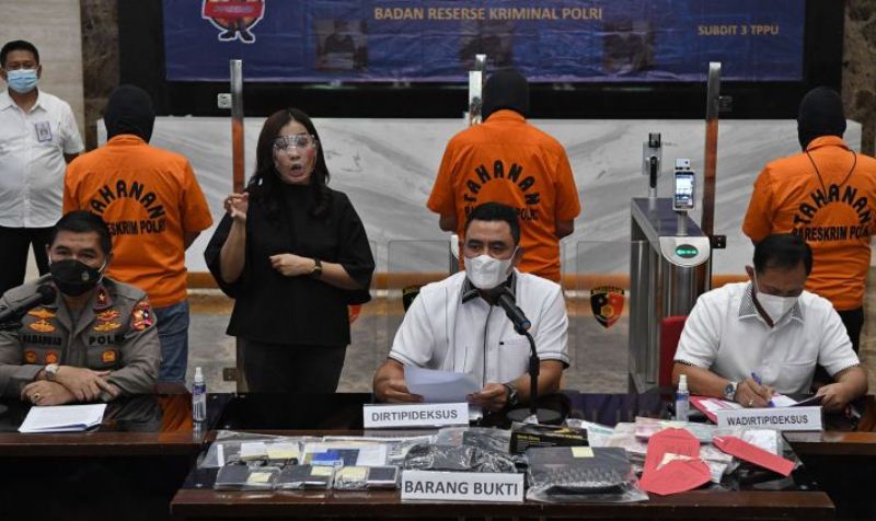 Direktur Tindak Pidana Ekonomi Khusus (Dirtipideksus) Bareskrim Polri Brigjen Pol Whisnu Hermawan (duduk tengah) didampingi Wakil Dirtipideksus Kombes Pol Helfi Assegaf (duduk kanan) bersama Kepala Biro Penerangan Masyarakat (Karo Penmas) Divisi Humas Polri Brigjen Pol Ahmad Ramadhan (duduk kiri) memberikan keterangan kepada wartawan terkait kasus penipuan investasi robot trading Viral Blast Global di Jakarta, Senin (21/2/2022).  (Ant)