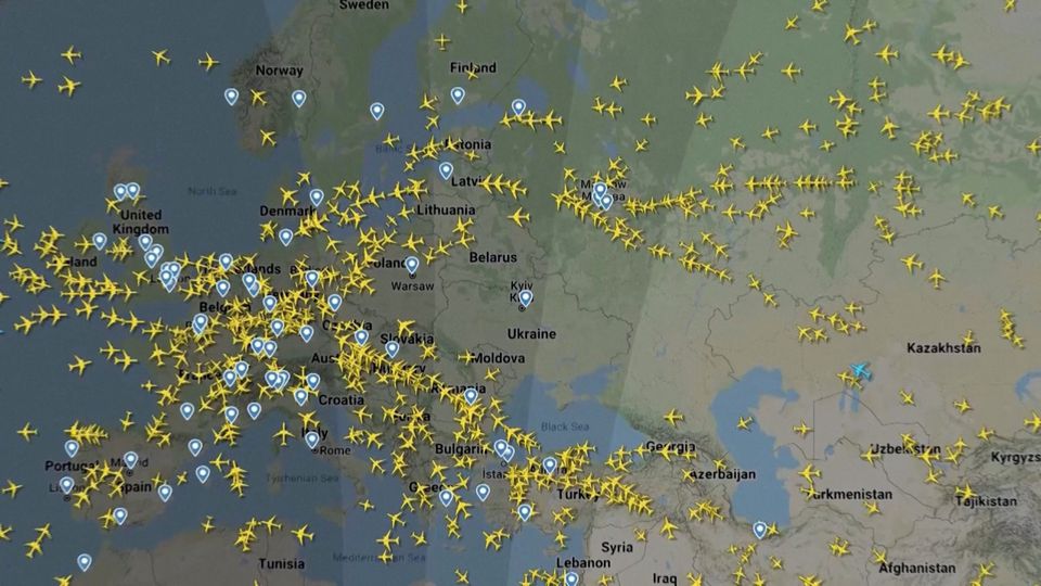 Rekaman layar situs web pelacakan penerbangan FlightRadar24 menunjukkan pesawat mengalihkan arah di sekitar Ukraina, 24 Februari 2022 
