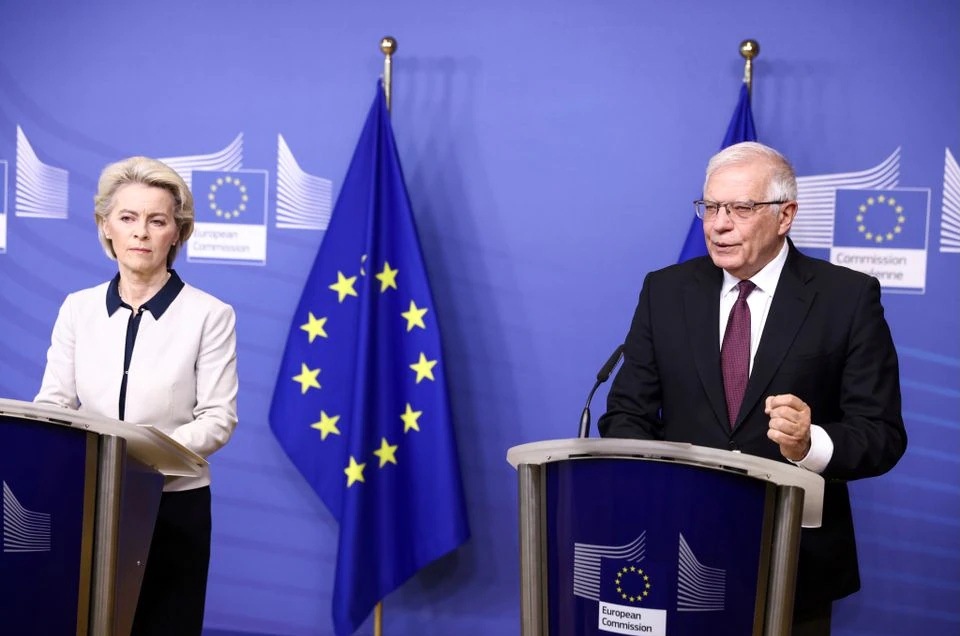 Presiden Komisi Eropa Ursula von der Leyen dan Wakil Presiden Penanggung Jawab Kebijakan Luar Negeri Josep Borrell memberikan pernyataan media bersama tentang serangan Rusia ke Ukraina, di Brussels, Belgia 24 Februari 2022