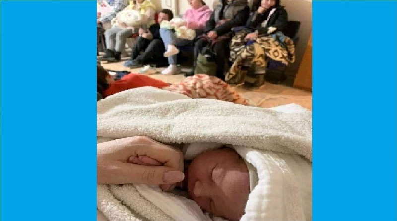 Bayi lahir yang lahir di metro Kiev tampak tertidur dengan tenang saat gempuran Rusia makin menjadi