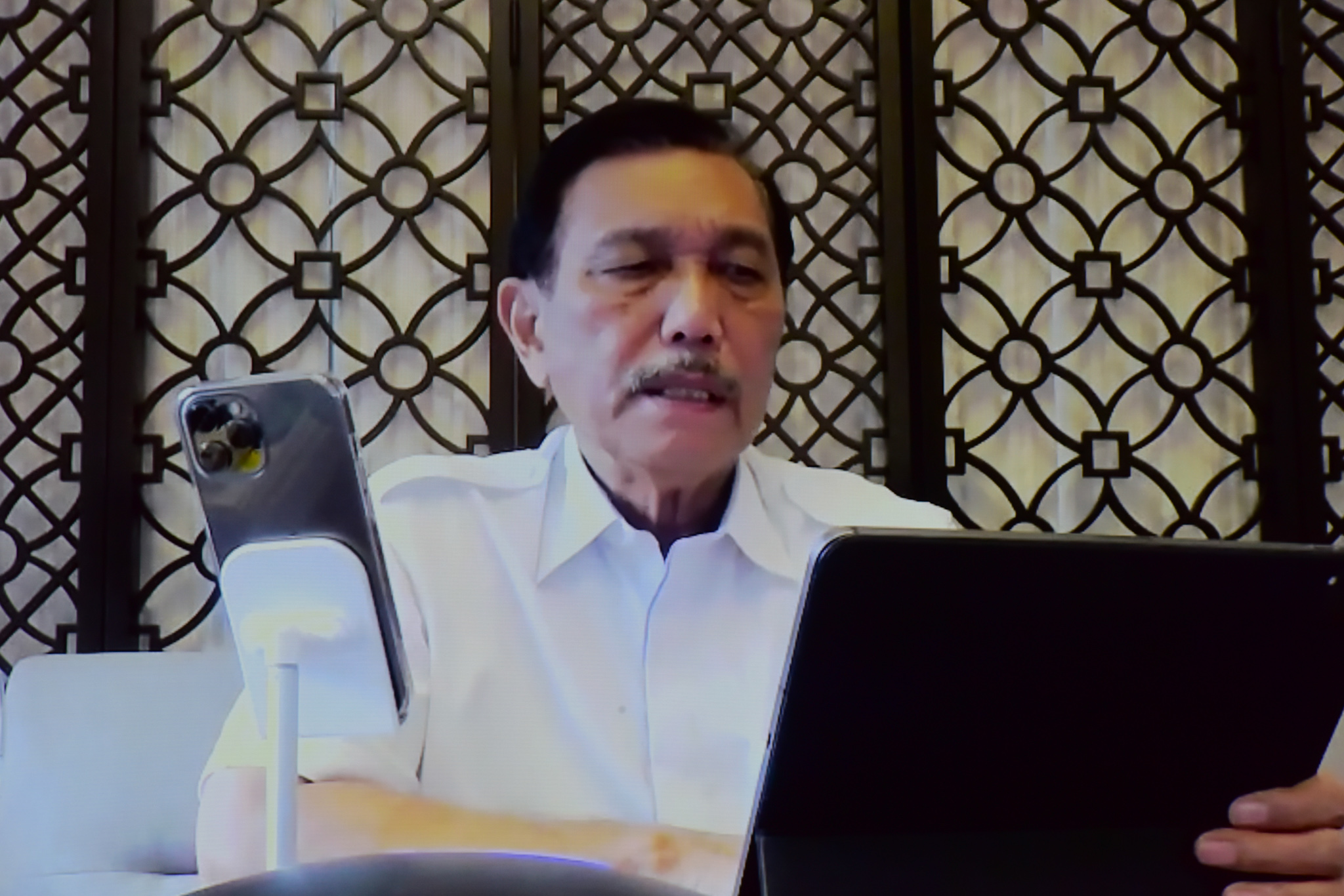Menko Marves Luhut B Pandjaitan memberikan keterangan pers usai Ratas Evaluasi PPKM melalui konferensi video, Minggu (27/2/2022). 
