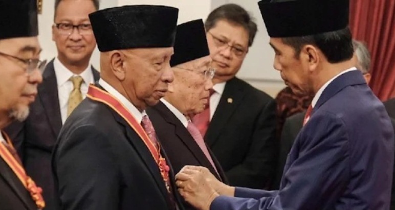 Arifin Panigoro menerima Bintang Mahaputera Nararya dari Presiden Joko Widodo