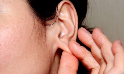 penyebab jerawat di telinga