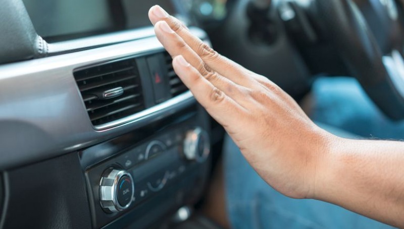 penyebab ac mobil bau