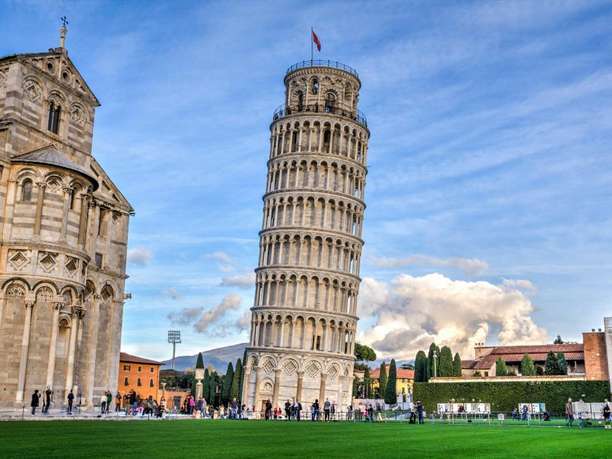fakta menara pisa