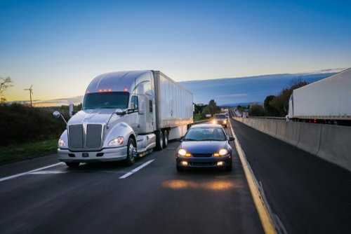 tips berkendara dekat truk