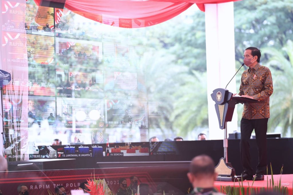 Presiden Jokowi saat memberi pengarahan pada Rapim TNI-Polri Tahun 2022, Selasa (01/3/2022), di Plaza Mabes TNI, Cilangkap, Jakarta Timur