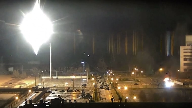 Ledakan menerangi langit malam dan mengirimkan gumpalan asap di pembangkit nuklir Zaporizhzhia, Ukraina yang terbakar setelah penembakan oleh pasukan Rusia.