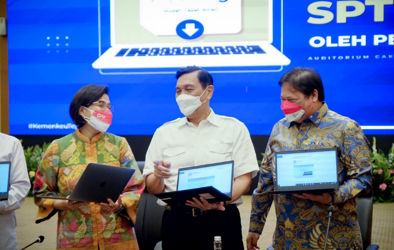 Menko Perekonomian Airlangga Hartarto (kanan) bersama Menko Marves Luhut Binsar Pandjaitan dan Menkeu Sri Mulyani melaporkan SPT Tahunan