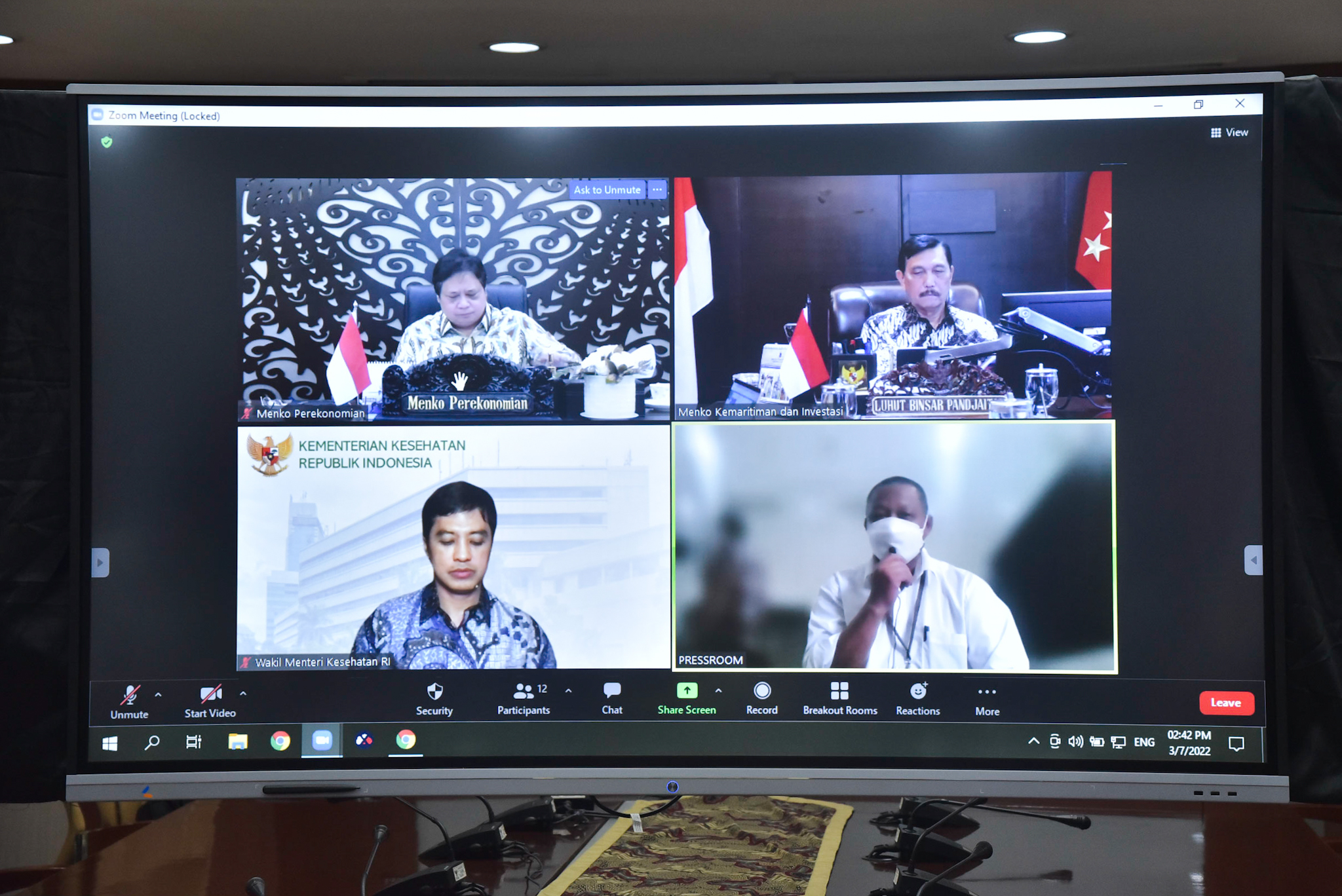 Menko Marves Luhut Binsar Pandjaitan, Menko Ekon Airlangga Hartarto, Wamenkes Dante Saksono Harbuwono, dan Asdep Humas dan Protokol Setkab Said Muhidin dalam keterangan pers usai Ratas PPKM, Senin (7/3/2022). (Foto: Humas Setkab/Agung)  
