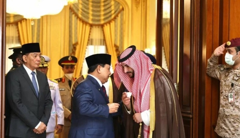 Menteri Pertahanan RI Prabowo Subianto dalam kunjungannya ke Arab Saudi bertemu Putra Raja, Pangeran Khalid bin Salman, Senin (7/3/2022). 