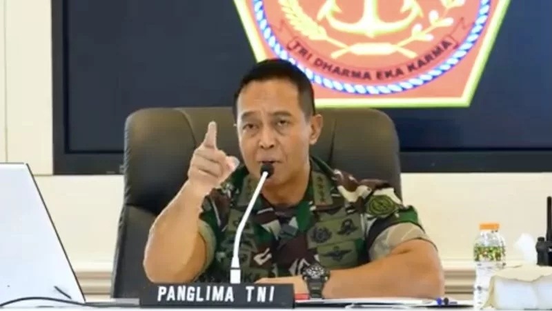 Panglima TNI Jenderal TNI Andika Perkasa memberi arahan kepada jajarannya saat membahas rekrutmen perwira karier TNI 2022 di Markas Besar TNI, Jakarta